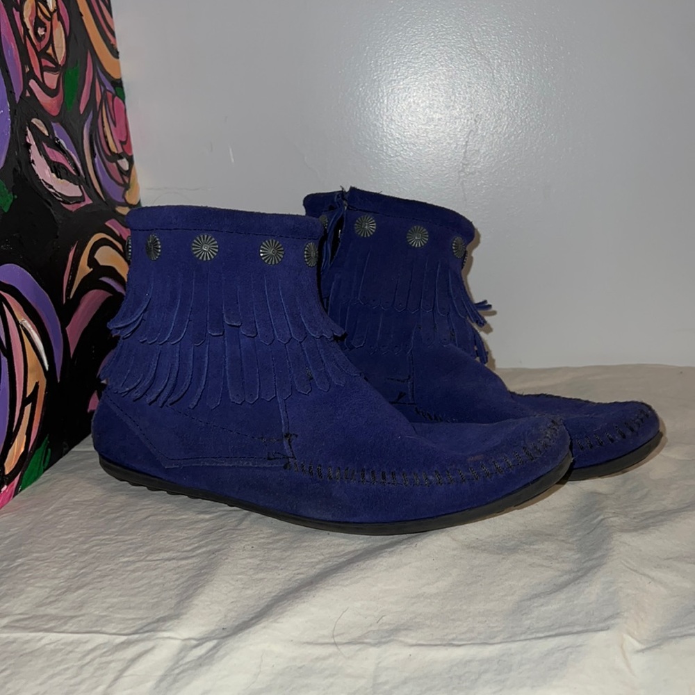 Double fringe side zip Minnetonka size 7 royal Blue